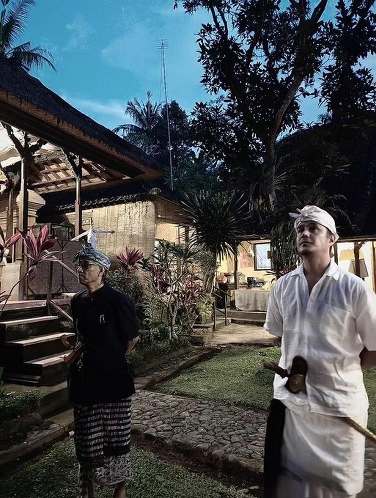 Malam sebelum perayaan Galungan dan Kuningan, Tjok Gus melaksanakan ritual bersama ayahnya, Tjokorda Kertayasa. Ayah dari suami Happy Salma adalah seorang bangsawan Ubud yang terkenal.<br>