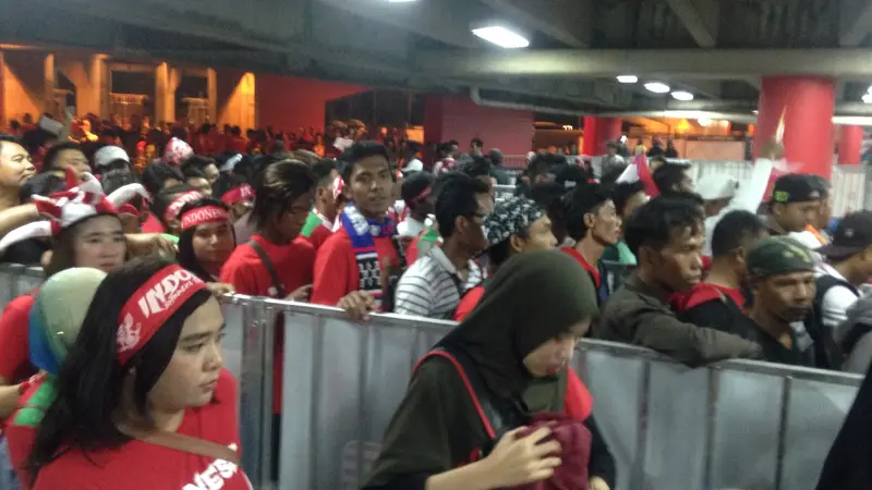 Penonton pria dan wanita dipisahkan saat masuk ke Stadion Shah Alam