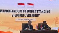 Menteri Energi dan Sumber Daya Mineral (ESDM) Bahlil Lahadalia resmi menandatangani Nota Kesepahaman (MoU) bersama pemerintah Singapura terkait ekspor listrik. (Foto: Liputan6.com/Arief R)