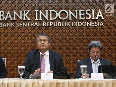 Gubernur Bank Indonesia (BI), Perry Warjiyo (tengah) bersama jajaran saat Rapat Dewan Gubernur di Jakarta, Kamis (21/2). BI kembali menahan suku bunga acuan BI 7-Days Reverse Repo Rate (BI7RRR) di angka 6 persen. (Liputan6.com/Angga Yuniar)