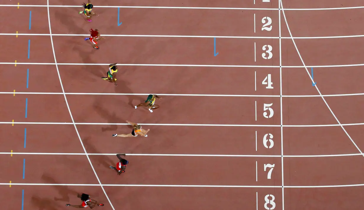  Sejumlah Atlet lari putri bersaing di 100 meter selama IAAF World Championships di Stadion Nasional di Beijing, Cina (26/8/2015). (REUTERS/Pawel Kopczynski)