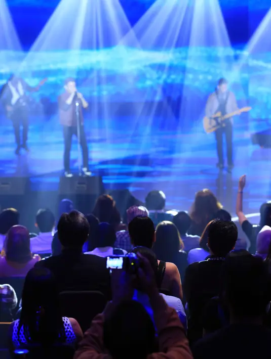 Acara The Biggest Concert NOAH berlangsung di Studio Emtek, Daan Mogot, Jakarta Barat, Kamis (19/5/2016) malam, Sophia Latjuba terlihat diantara barisan para penonton. (Adrian Putra/Bintang.com)