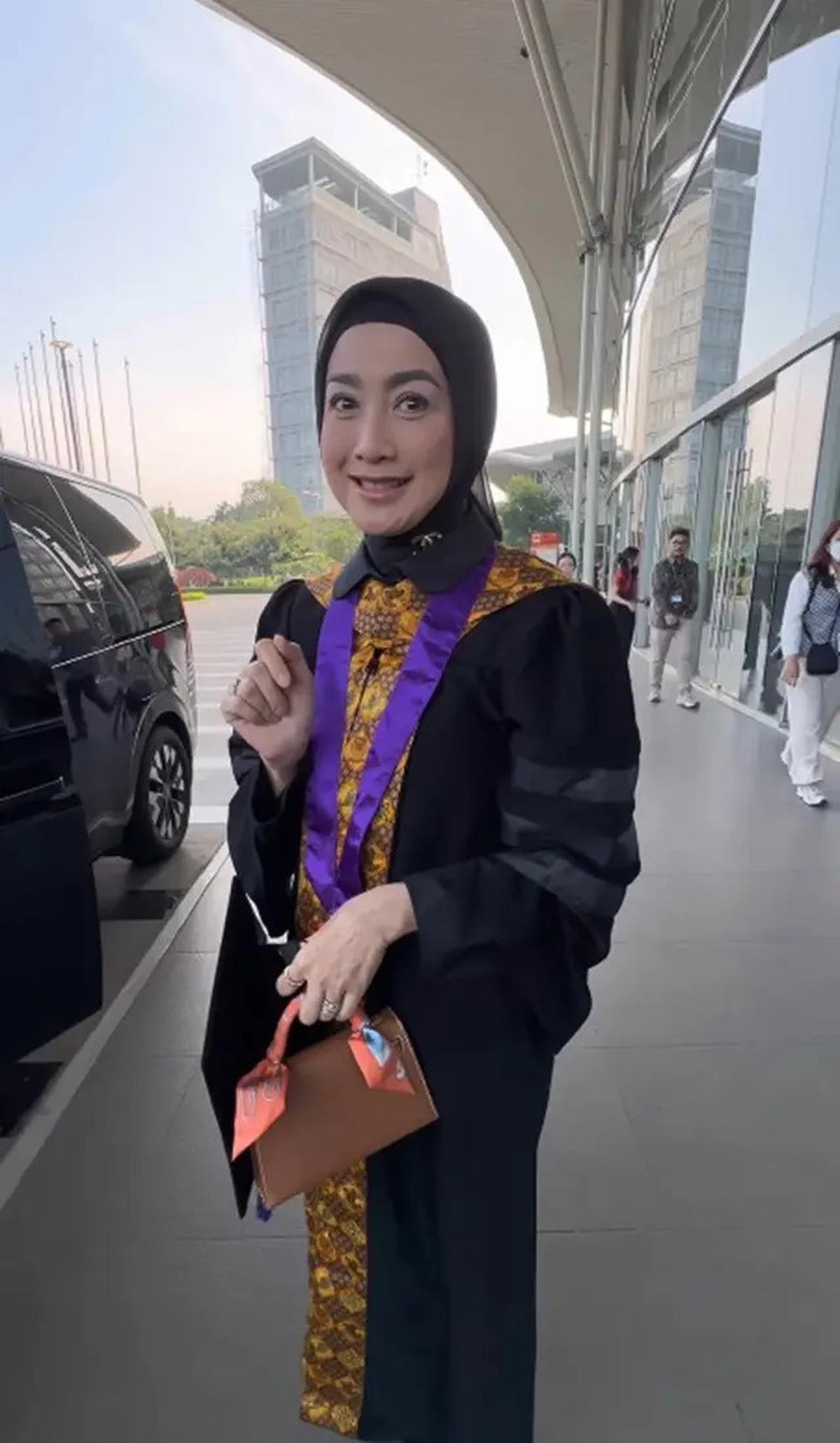 Potret Desy Ratnasari Wisuda S3, Resmi Menyandang Gelar Doktor