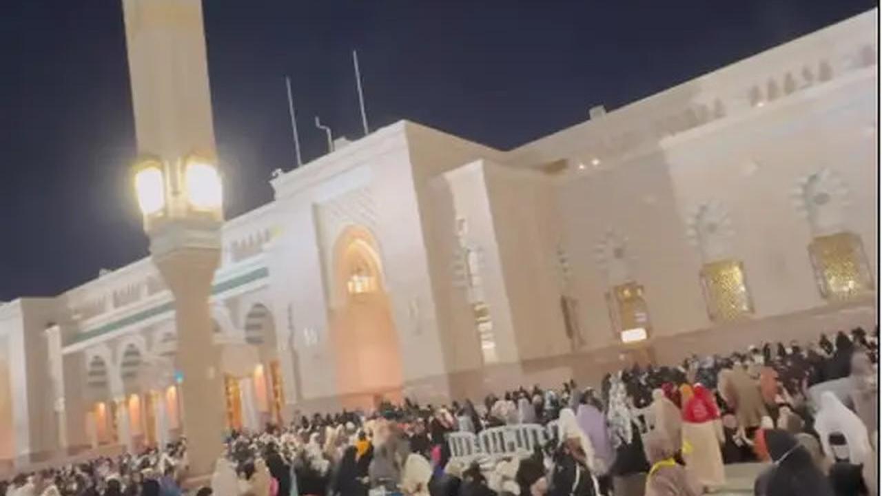 6 Potret Melanie Putria Buka Puasa di Masjid Nabawi, Suasana Syahdu Bikin Rindu