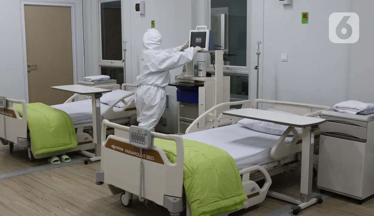 Tim dokter melakukan pengecekan alat ventilator di ruang ICU RS Pertamina Jaya, Jakarta, Senin (6/4/2020). Secara keseluruhan RSPJ memiliki kapasitas 160 tempat tidur dengan 65 kamar isolasi dengan negative pressure untuk merawat pasien yang positif Corona. (Liputan6.com/Helmi Fithriansyah)