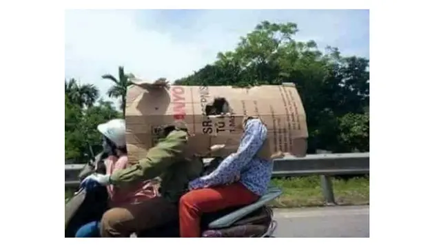 Aksi Nyeleneh Saat Berkendara Ini Cuman Ada di Indonesia
