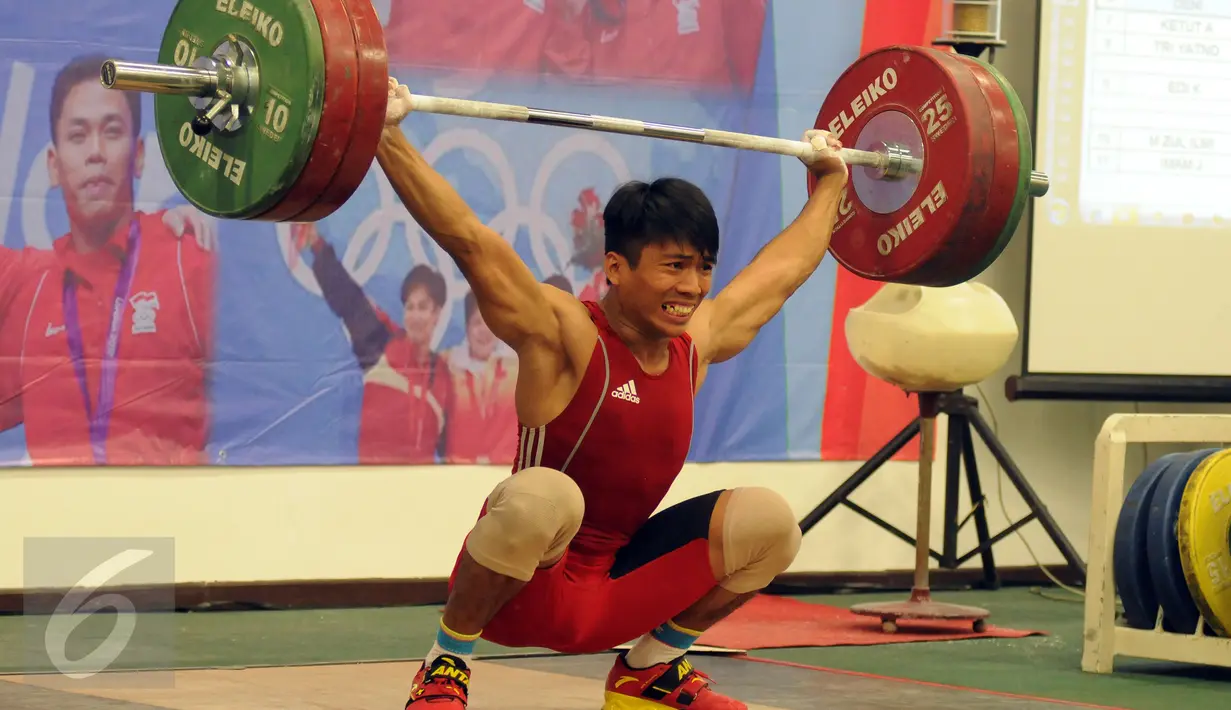 Lifter Deni saat melakukan angkatan pada seleksi nasional untuk olimpiade Rio de Janeiro 2016 di PB PABBSI, Jakarta, Sabtu (4/6/2016). 17 lifter mengikuti seleksi nasional untuk berlaga di ajang olimpiade 2016. (Liputan6.com/Helmi Fithriansyah)