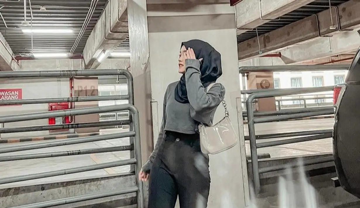 Seperti potret ini, OOTD Putri Delina yang memadukan crop top dan high waist jeans perlihatkan tubuhnya yang makin langsing. (Instagram/putridelinaa).