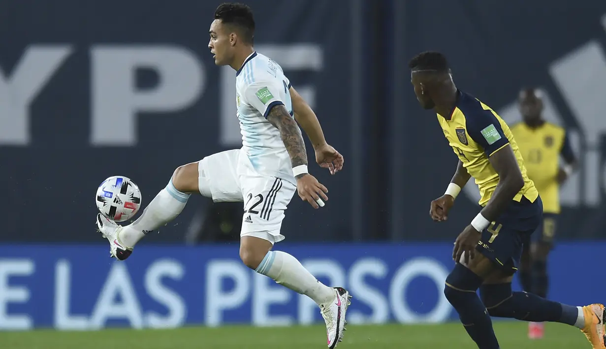 Striker Argentina, Lautaro Martinez, mengontrol bola saat menghadapi Ekuador pada laga kualifikasi Piala Dunia 2022 di Stadion Bombonera, Jumat (9/10/2020) pagi WIB. Argentina menang 1-0 atas Ekuador. (AFP/Marcelo Endelli/pool)