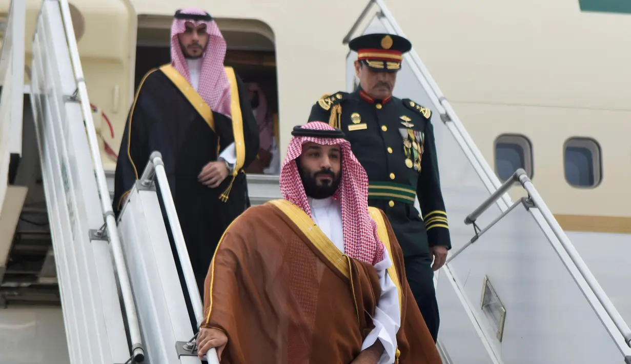Putra Mahkota Arab Saudi Mohammad bin Salman tiba di Bandara Internasional Ministro Pistarini, Buenos Aires, Argentina, Rabu (28/11). Mohammad bin Salman tiba di Argentina untuk menghadiri KTT G20. (G20 Argentina via AP)
