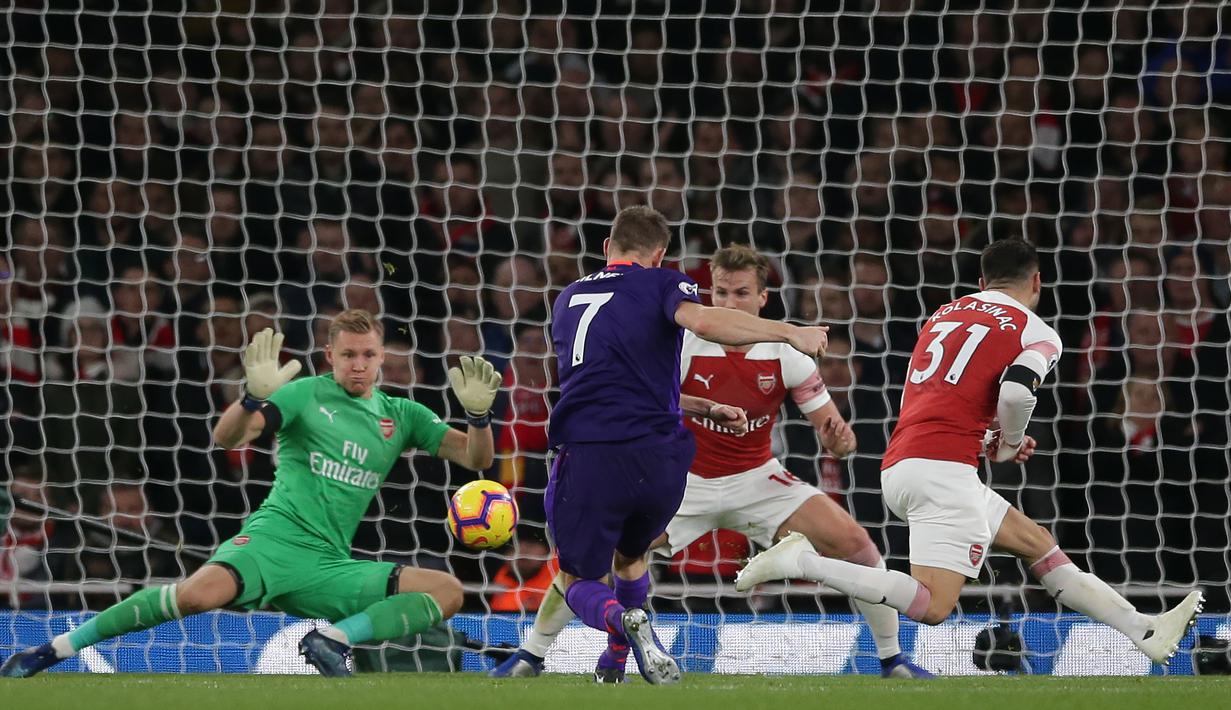 Proses terjadinya gol yang dicetak gelandang Liverpool, James Milner, ke gawang Arsenal pada laga Premier League di Stadion Emirates, London, Minggu (3/11). Kedua klub bermain imbang 1-1. (AFPDaniel Leal-Olivas)
