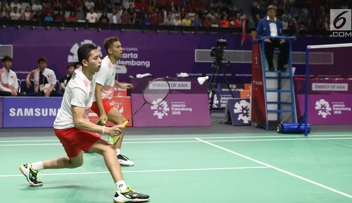 Ganda putra Indonesia, Fajar Alfian/Muhammad Rian Ardianto mengembalikan kok ke arah pemain China Zhang Nan/Liu Cheng pada final Beregu Putra Asian Games 2018 di Istora Kompleks GBK, Rabu (22/8). Indonesia kalah 1-3. (Liputan6.com/Helmi Fithriansyah)