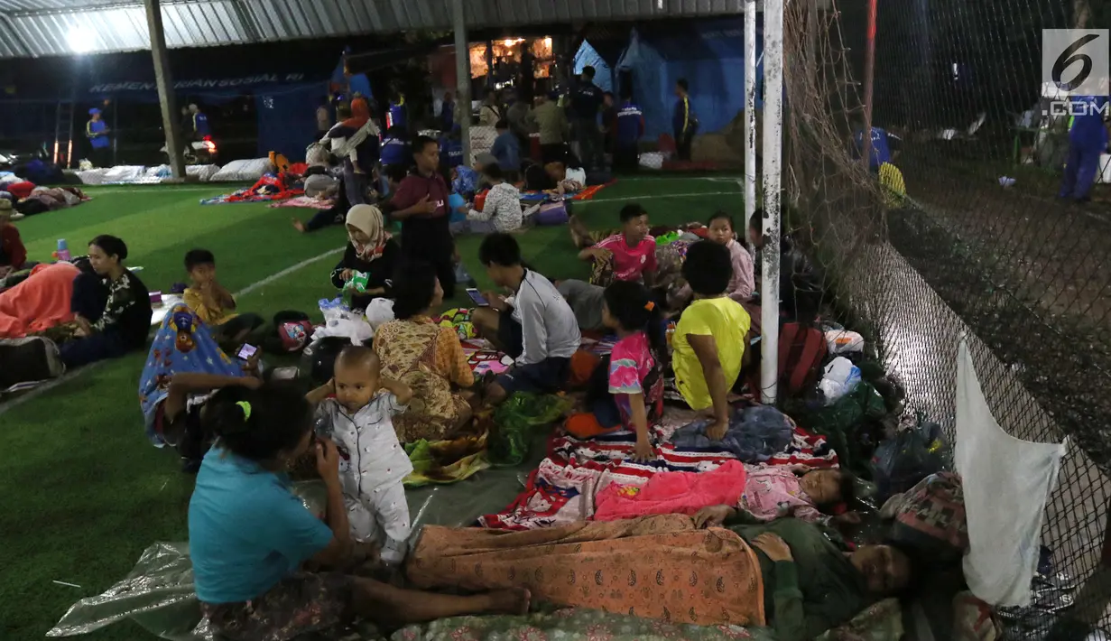 Warga korban Tsunami Anyer mengungsi di lapangan futsal Labuan, Banten, Minggu (23/12). Akibat adanya pengungsi, petugas medis dan Dinas Sosial dikerahkan untuk menangani pengungsi. (Liputan6.com/Angga Yuniar)