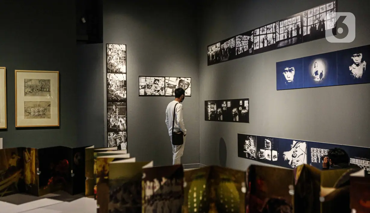 Pengunjung melihat karya seni dalam pameran bertajuk Para Sekutu yang Tidak Bisa Berkata Tidak di Galeri Nasional Indonesia, Jakarta, Jumat (28/1/2022). Pameran diinisasi oleh Galeri Nasional Indonesia dan Goethe-Institut Indonesien berlangsung hingga 27 Februari 2022. (Liputan6.com/Faizal Fanani)