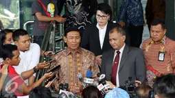 Menko Polhukam Wiranto memberikan keterangan pers usai menyerahkan LHKPN ke KPK, Jakarta, Jumat (7/10). Wiranto menyerahkan LHKPN sebagai anggota Kabinet Kerja. (Liputan6.com/Helmi Afandi)