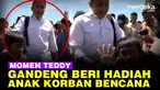 Saat meninjau jembatan, Sekertaris Kabinet Teddy Indra Wijaya menggandeng anak laki-laki korban bencana
