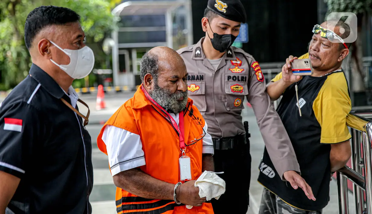 Saat itu, ia baru menyantap papeda dan kuah ikan bersama keluarga dari kampungnya di Tolikara, seorang ajudan, dan sopirnya. (Liputan6.com/Faizal Fanani)