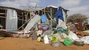Seorang wanita berdiri di samping rumahnya yang hancur setelah serangan terhadap kantor polisi distrik Kahda di Mogadishu, Somalia (16/2/2022). Serangan oleh kelompok ekstremis al-Shabab menewaskan lima orang dan melukai 16 orang. (AP Photo/Farah Abdi Warsameh)