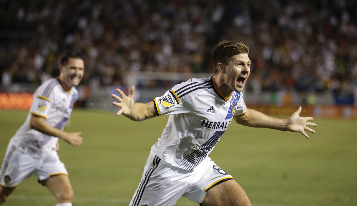 Pemain Los Angeles Galaxy, Steven Gerrard, merayakan gol pertamanya untuk LA Galaxy di kompetisi MLS saat melawan San Jose Earthquakes, (17/7/2015) di Carson, California. AS. (AP Photo/Jae C. Hong)
