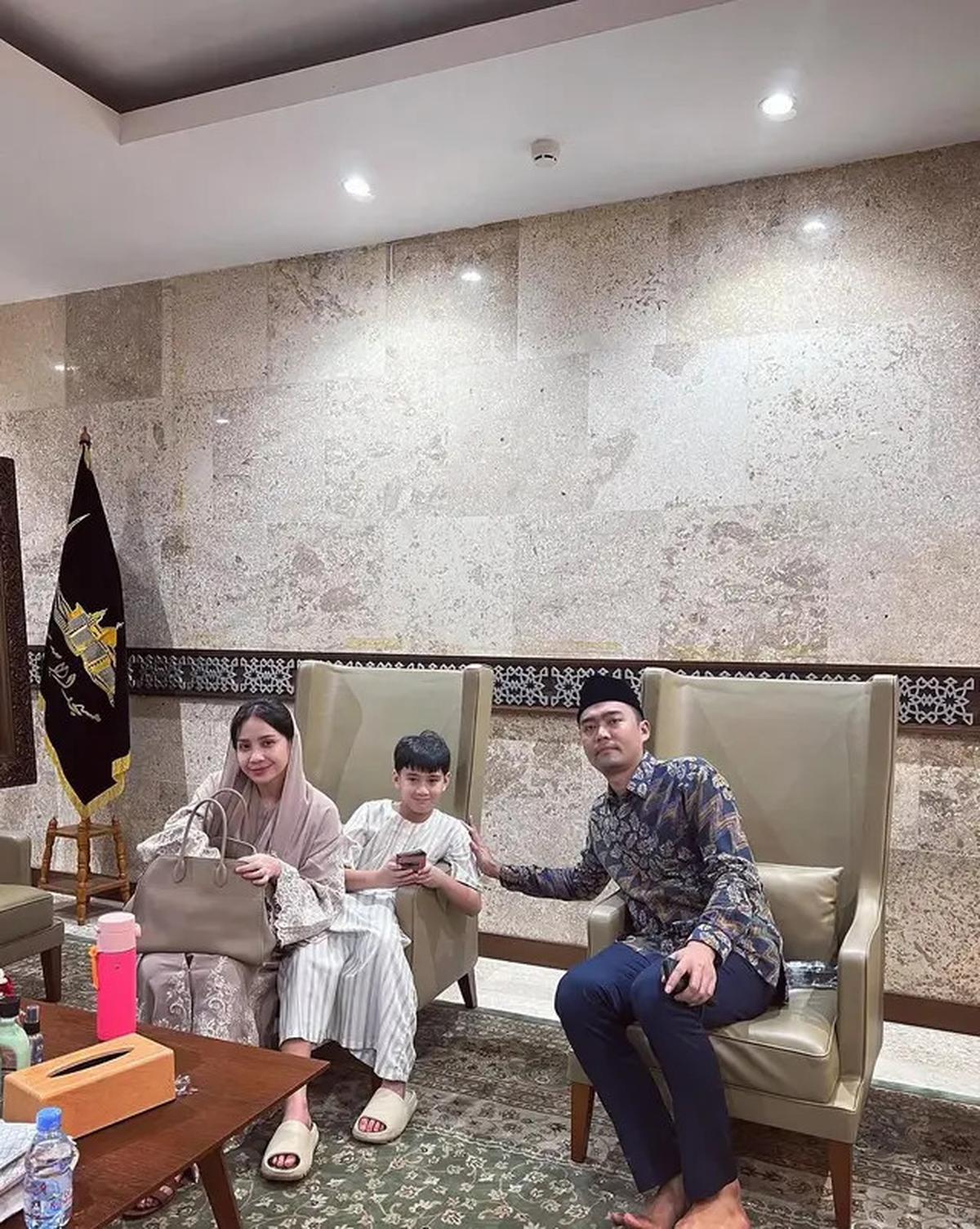 6 Potret Raffi Ahmad Itikaf di Masjid Istiqlal Ajak Nagita dan Rafathar, Bertemu Menteri Agama