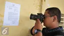 Fotografer memotret surat pemberitahuan dari Pemprov DKI Jakarta yang tertempel di kawasan Kalijodo, Jakarta, Selasa (16/2). Surat edaran tersebut berisi antara lain akan adanya pengembalian fungsi kawasan Kalijodo. (Liputan6.com/Gempur M Surya)