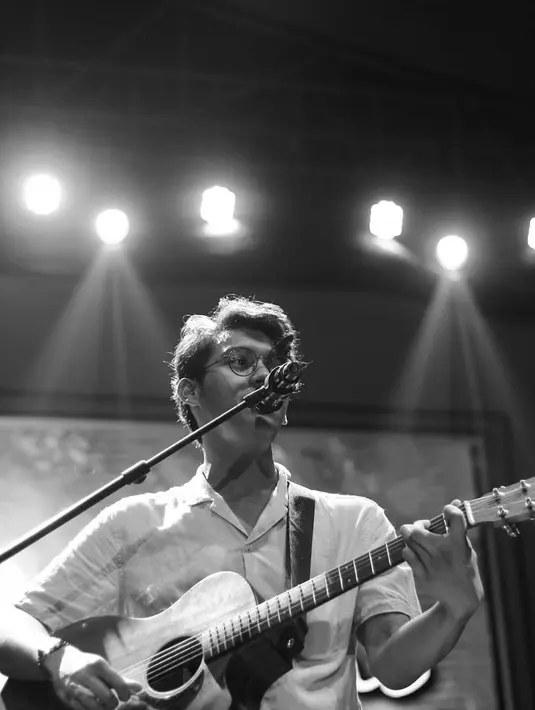 Pria kelahran 22 Mei 1995 ini telah menelurkan beberapa lagu diantaranya The Bitterlove, I Can't Stop Loving You, dan lain sebagainya. Ardhito juga pernah kuliah di JMC Academy, Australia, Jurusan Perfilman. (Liputan6.com/IG/@arisriski25)