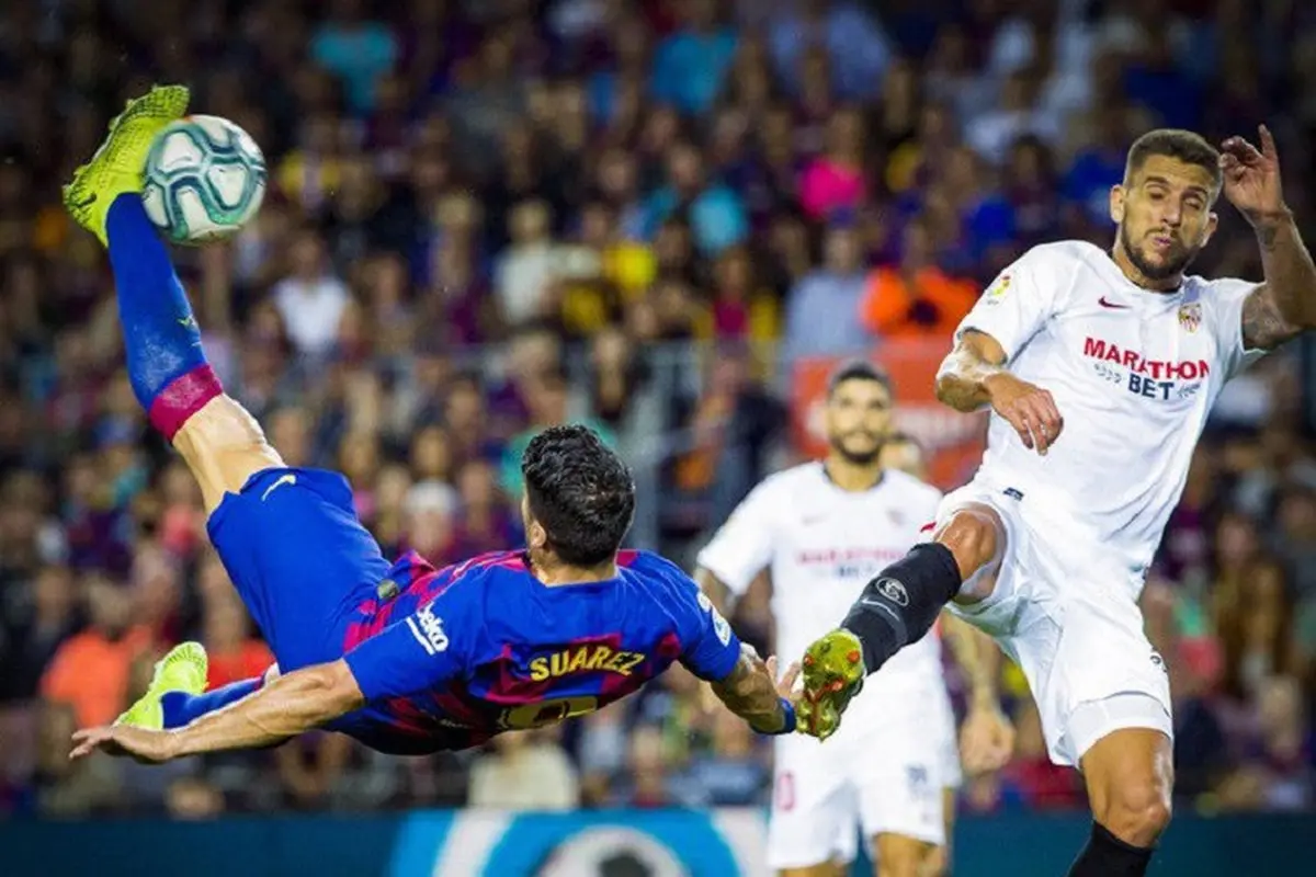 Penyerang Barcelona, Luis Suarez kala mencetak gol ke gawang Sevilla