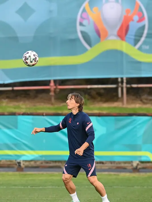 Gelandang Kroasia, Luka Modric berusaha mengontrol bola saat mengikuti sesi latihan di Firhill Stadium di Glasgow (21/6/2021). Timnas Kroasia akan berjumpa Skotlandia di babak pemungkas Grup D Euro 2020 (Euro 2021) di Hampden Park. (AFP/Paul Ellis)