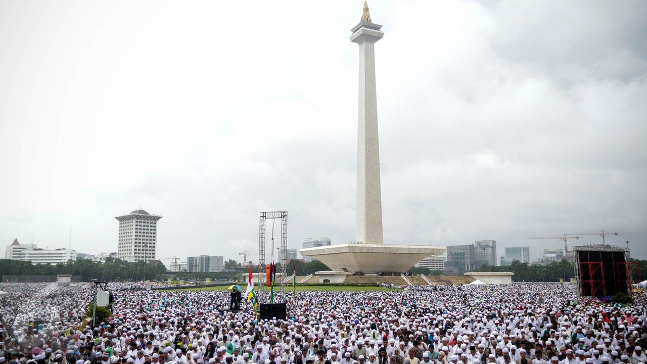 20161202-Peserta Aksi Damai 212 Salat Jumat di Tengah Hujan Deras-Jakarta