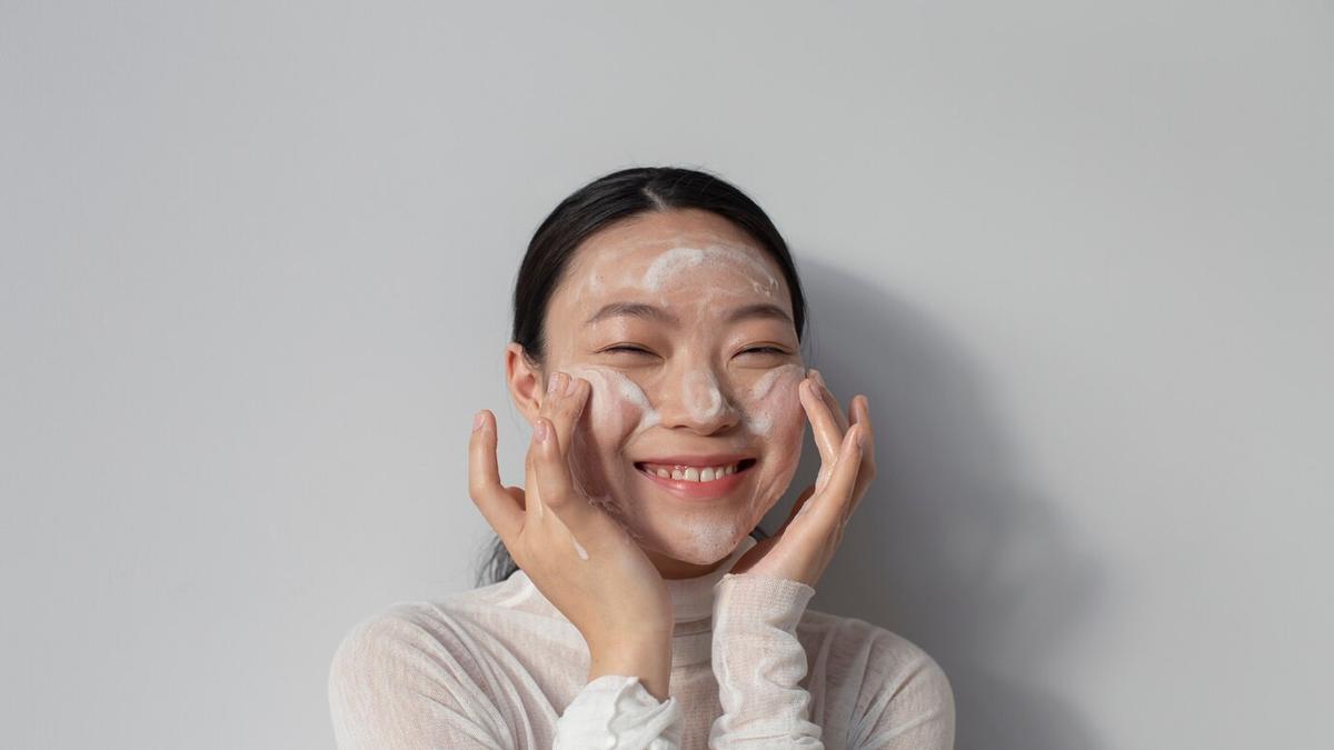 Rahasia Kulit Glowing, Panduan Lengkap Retinol untuk Si Kulit Sensitif