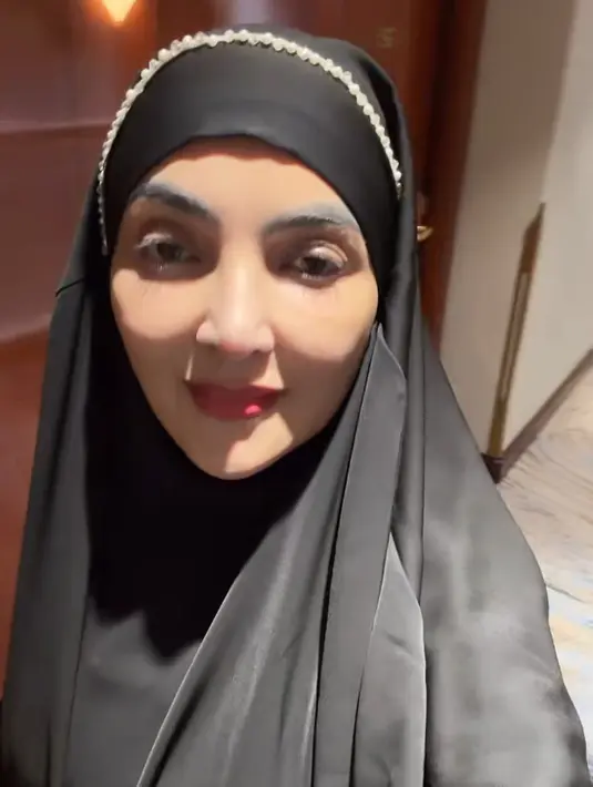 Saat sampai di tanah suci, Ashaty tampil mengenakan kerudung hitam panjang dengan aksen mutiara lace. [@ashanty_ash]