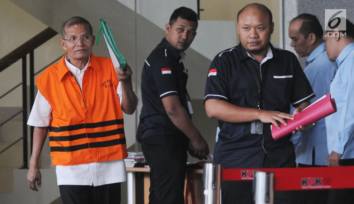 Mantan Anggota DPRD Sumatera Utara Biller Pasaribu (kiri) seusai pemeriksaan di gedung KPK, Jakarta, Kamis (18/10). Biller Pasaribu diperiksa sebagai tersangka dugaan penerimaan suap dari mantan Gubernur Gatot Pujo Nugroho. (Merdeka.com/Dwi Narwoko)