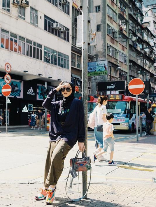 Jika ingin tampil dengan hijab namun tetap modis dan simpel, gaya hijab ala Sivia bisa jadi inspirasi. Sivia kerap memposting gaya hijabnya yang memiliki kesan swag tetapi juga cantik, membuatnya banyak followers yang menyukainya (Liputan6.com/Instagram/@siviazizah)
