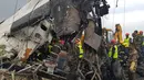 Tim penyelamat berkumpul di sekitar puing pesawat yang jatuh di dekat Bandara Internasional Kathmandu, Nepal, Senin (12/3). Pesawat yang jatuh merupakan maskapai penerbangan Bangladesh. (Prakash MATHEMA/AFP)