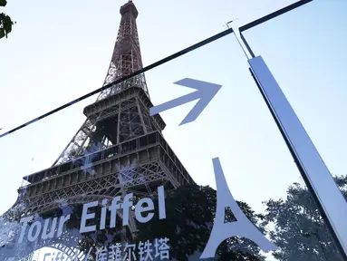 Menara Eiffel terlihat pada hari pembukaan kembali objek wisata tersebut di Paris, Prancis, pada 25 Juni 2020. Menara Eiffel dibuka kembali untuk umum pada Kamis (25/6) setelah ditutup selama tiga bulan akibat pandemi COVID-19. (Xinhua/Gao Jing)