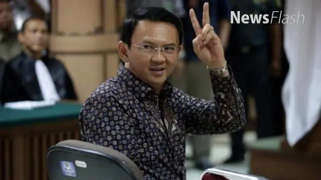 NEWS FLASH: Ini Makna Dua Jari Ahok Saat Sidang Putusan Sela