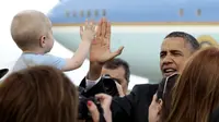 Bayi Ini Berhenti Menangis Setelah Digendong Obama