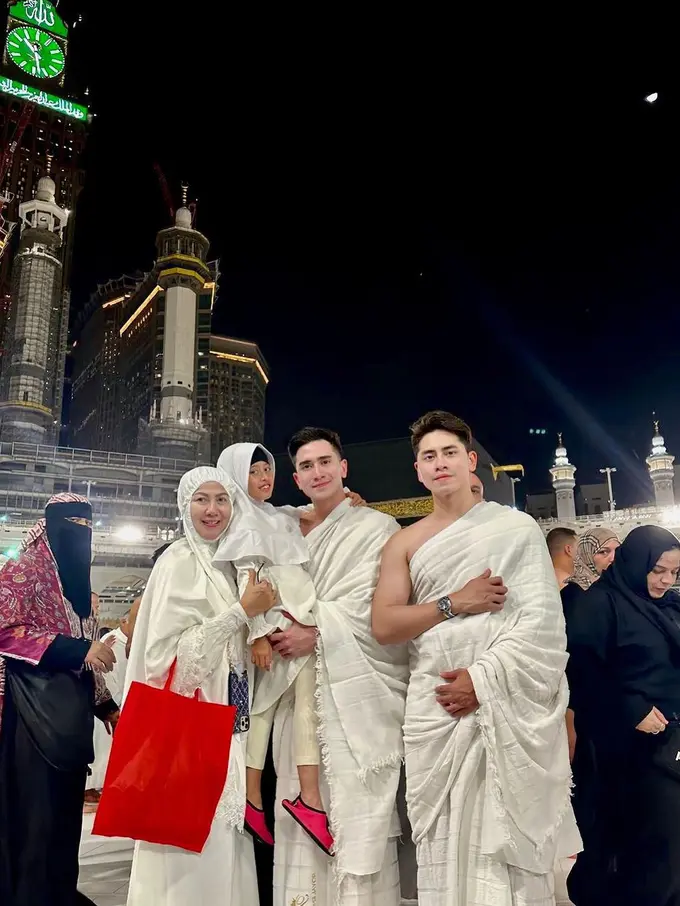 Potret Varrel dan Keluarga Umro (sumber : Instagram/@bramastavrl)