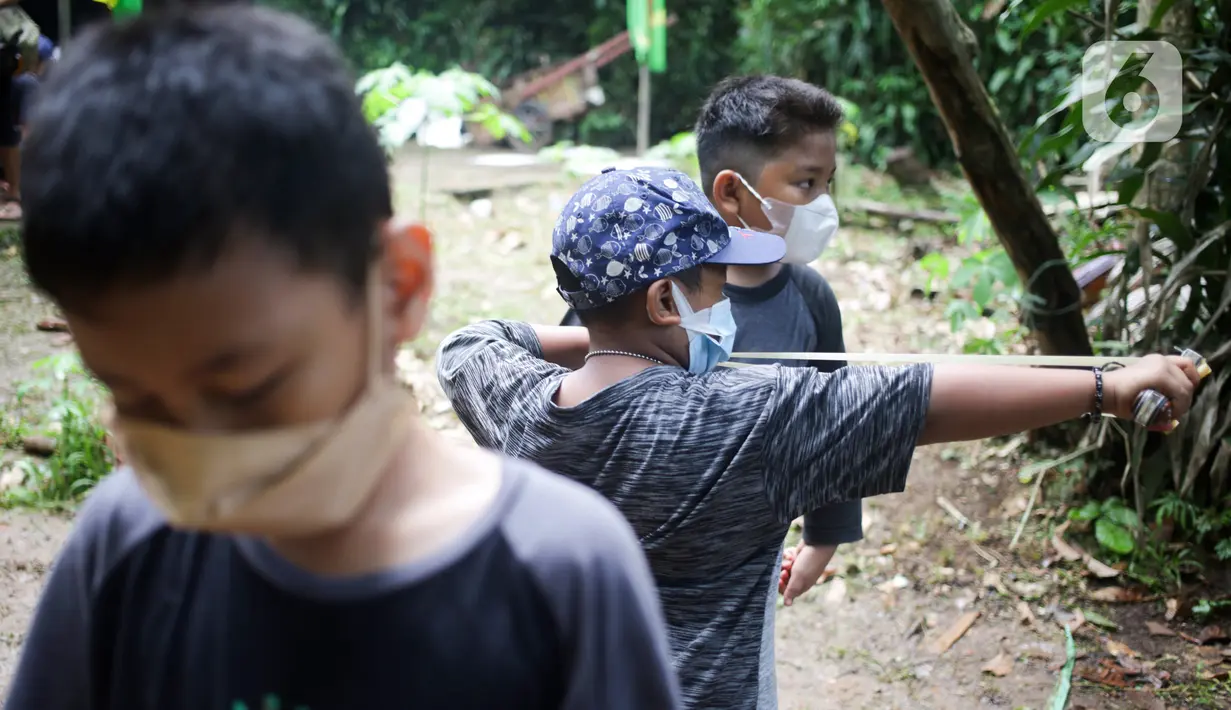 Anak-anak yang tergabung dalam Ketapel Anak Ciliwung (Kancil) bermain ketapel di kawasan Ciliwung Muara Baru, Jakarta, Selasa (9/11/2021). Selain melestarikan permainan tradisional, bermain ketapel dapat melatih kesabaran, konsentrasi dan motorik otak kanan bagi anak. (Liputan6.com/Herman Zakharia)