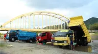Sungai di Gorontalo menjadi tempat pencucian mobil gratis. (Liputan6.com/Arfandi Ibrahim)