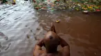Seorang umat menjalani ritual mandi di Kathmandu, Nepal, 6 Mei, 2016. Ratusan umat berkumpul di Matathirtha untuk mendoakan ibu mereka dalam perayaan Hari Ibu. (REUTERS / Navesh Chitrakar)