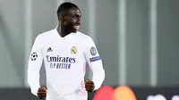 Los Blancos merogoh kocek hingga 48 juta euro untuk memboyong Ferland Mendy dari Olympique Lyon. Harga tersebut rasanya sebanding dengan sumbangsih yang diberikan pemain berusia 27 tahun itu untuk Real Madrid. Mendy mempersembahkan gelar juara Liga Champions dan La Liga Spanyol musim lalu. (AFP/Tiziani Fabi)