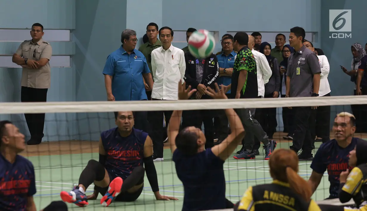 Presiden Joko Widodo meninjau sesi latihan atlet Asian Para Games di Arena GBK, Jakarta, Kamis (27/9). Ada tiga cabang olahraga yang latihannya di tinjau Jokowi, yakni olahraga menembak, bola voli duduk dan Lawn ball. (Merdeka.com/Imam Buhori)