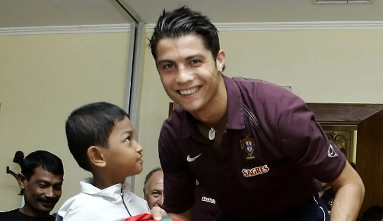 Martunis saat bertemu pertama kali dengan CR7. (AFP)
