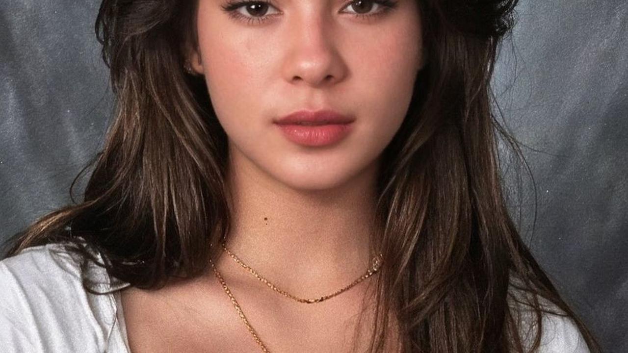 Bak Mahasiswi Hits Idaman, 10 Foto Steffi Zamora di Year Book Versi AI yang Bikin Salfok!