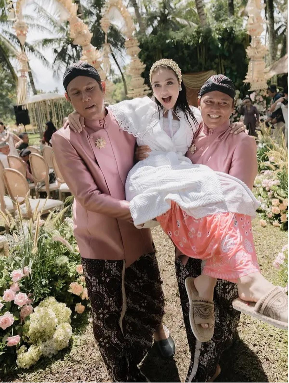 Prosesi Siraman Luna Maya