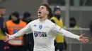 Pemain Empoli, Tommaso Baldanzi, melakukan selebrasi usai mencetak gol ke gawang Inter Milan pada laga Liga Italia di Stadion Giuseppe Meazza, Milan (23/1/2023). I Nerazzurri dipaksa menyerah oleh gol semata wayang yang dicetak Tommaso Baldanzi. (AP Photo/Luca Bruno)