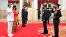 Panglima TNI Marsekal TNI Hadi Tjahjanto (kedua kanan) bersama Kapolri Jenderal Polisi Idham Aziz memberikan ucapan selamat kepada KSAL Laksamana TNI Yudo Margono (kiri) dan KSAU Marsekal TNI Fadjar Prasetyo seusai dilantik di Istana Negara, Rabu (20/5/2020).  (ANTARA FOTO/Hafidz Mubarak A/POOL)
