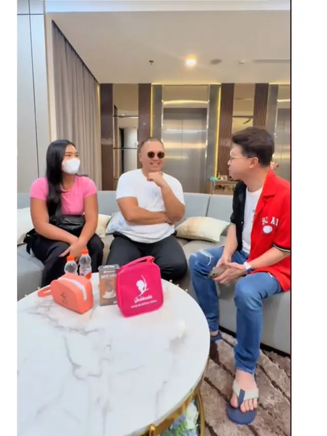 6 Potret Wajah Asli Food Vlogger Misterius Codeblu, Sempat Dihina Farida Nurhan