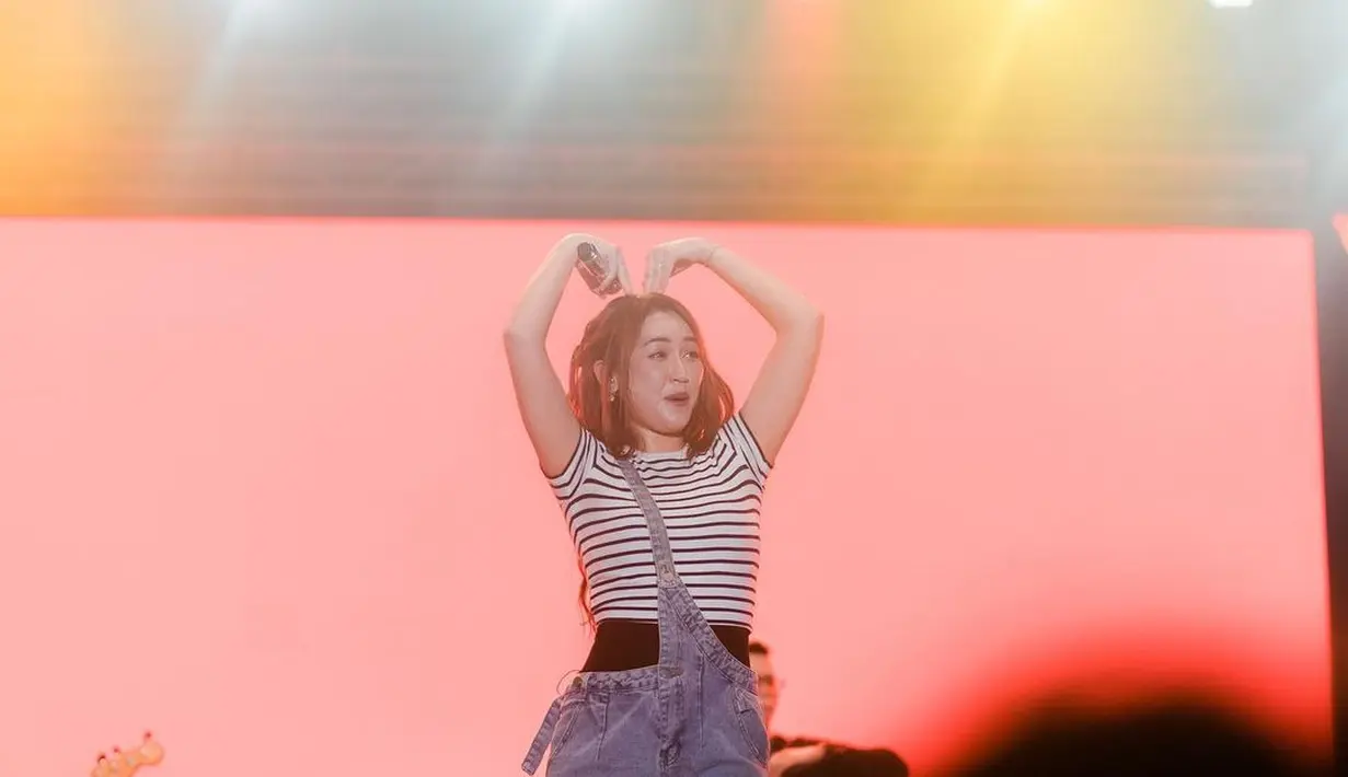 Striped t-shirt dipadu denim overall membuat penampilan dara kelahiran 1999 itu terlihat manis. [Foto: IG/happy_asmara77].